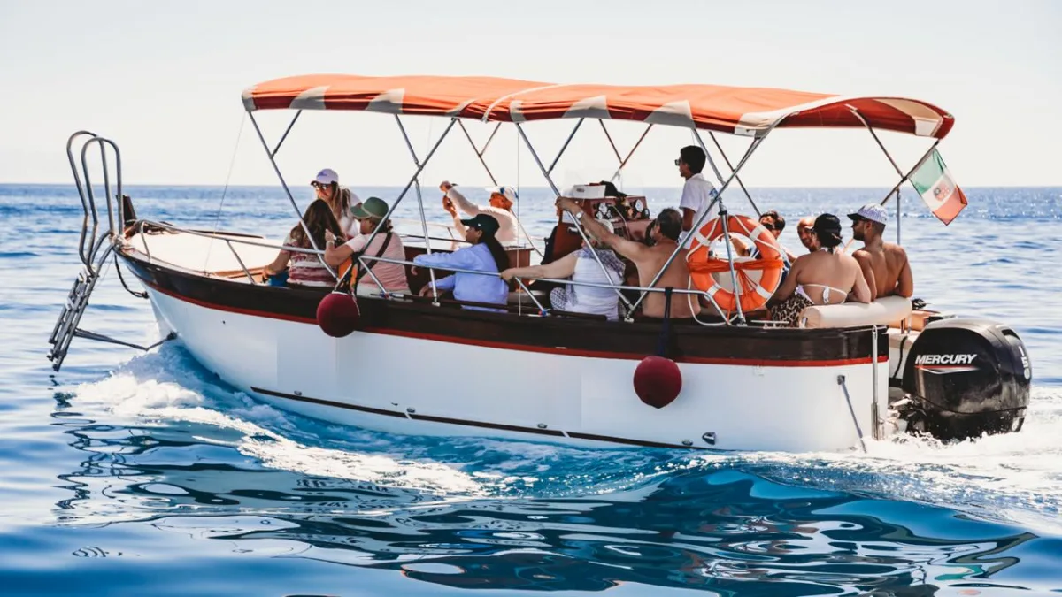 Sortie en bateau traditionnel à Taormine