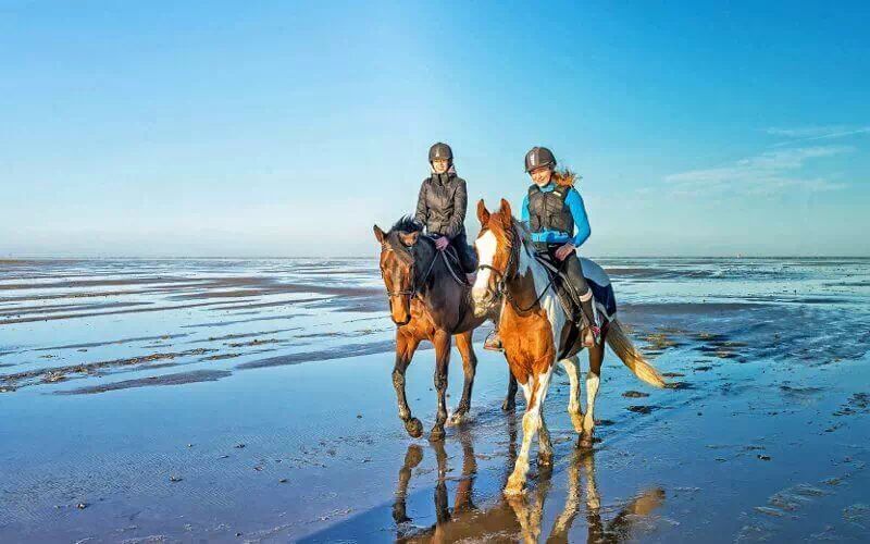 A caballo entre playa y río