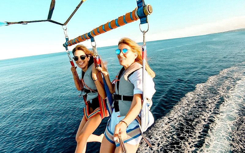 Parasailing en la bahía de Taormina