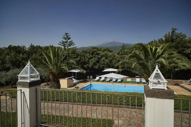 La piscina e l'Etna