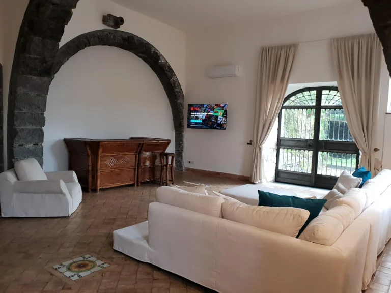 Il soggiorno con l'arco in pietra lavica