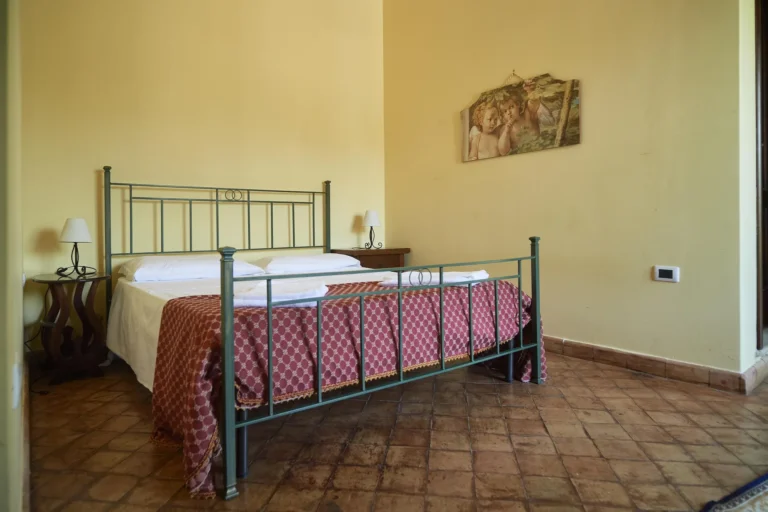 Doppelzimmer mit schmiedeeisernem Bett
