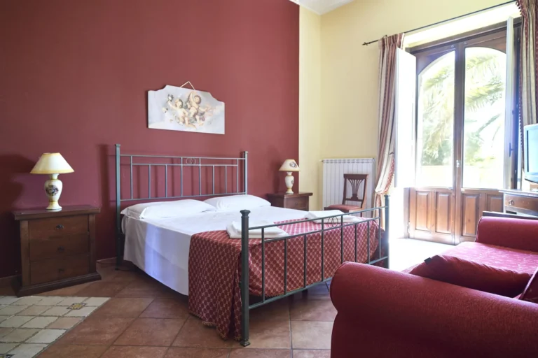 Zimmer mit roter Wand und Sofa