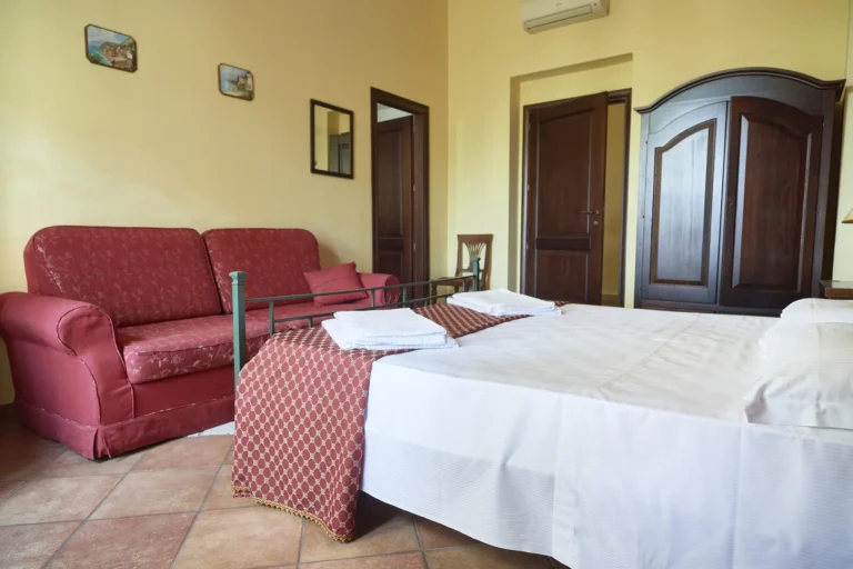 Camera con divano rosso