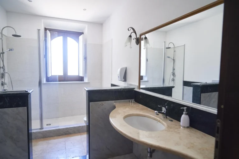 Bad mit Marmorwaschbecken und Dusche