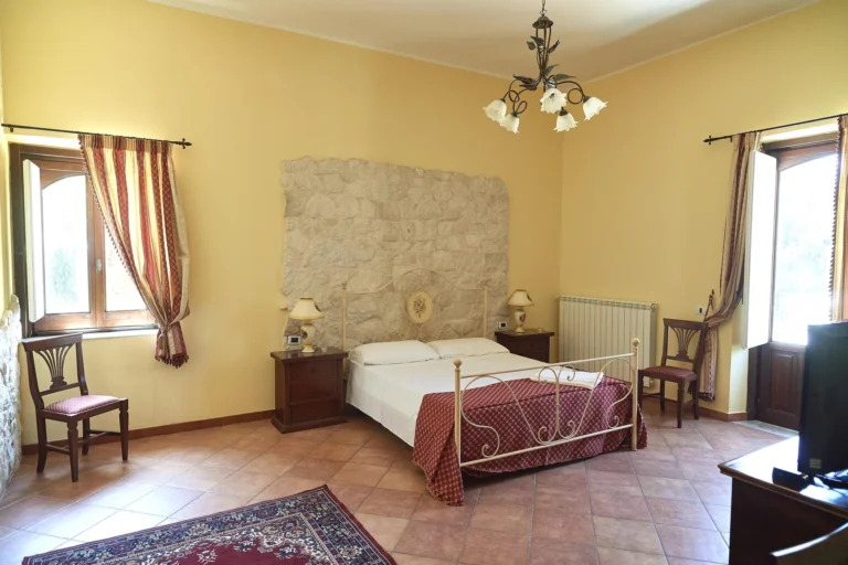 Zimmer mit Steinwand und Kronleuchter