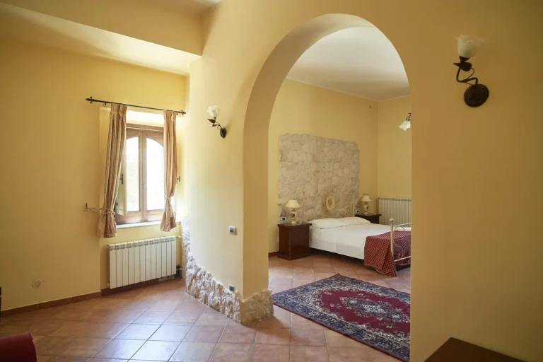 Camera con arco in pietra