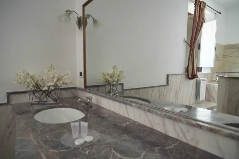 Bagno con piano in marmo