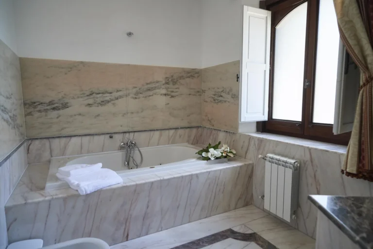 Bad mit marmorverkleideter Badewanne