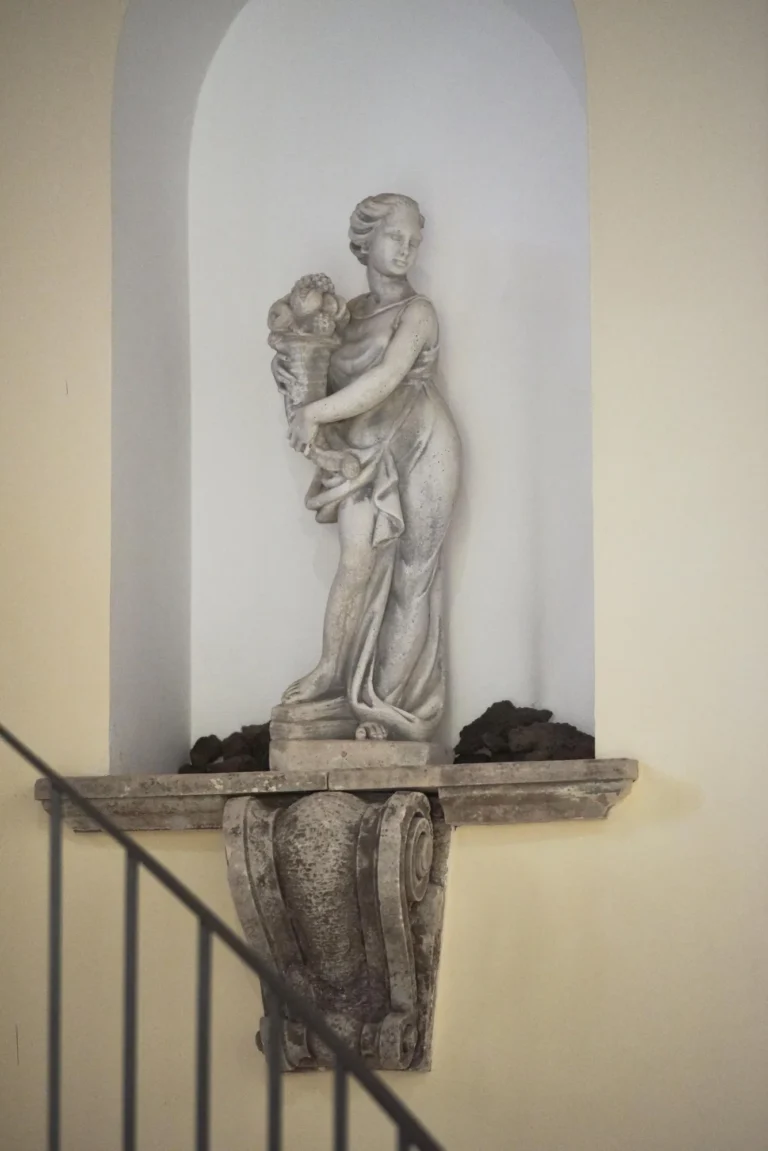 Statua nella nicchia