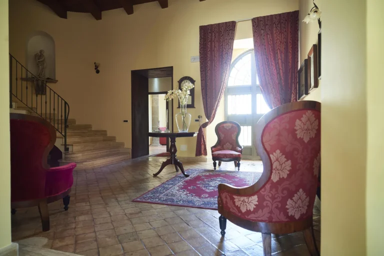 Il salotto con le poltrone rosse